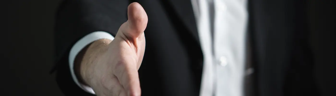 En person med utsträckt hand